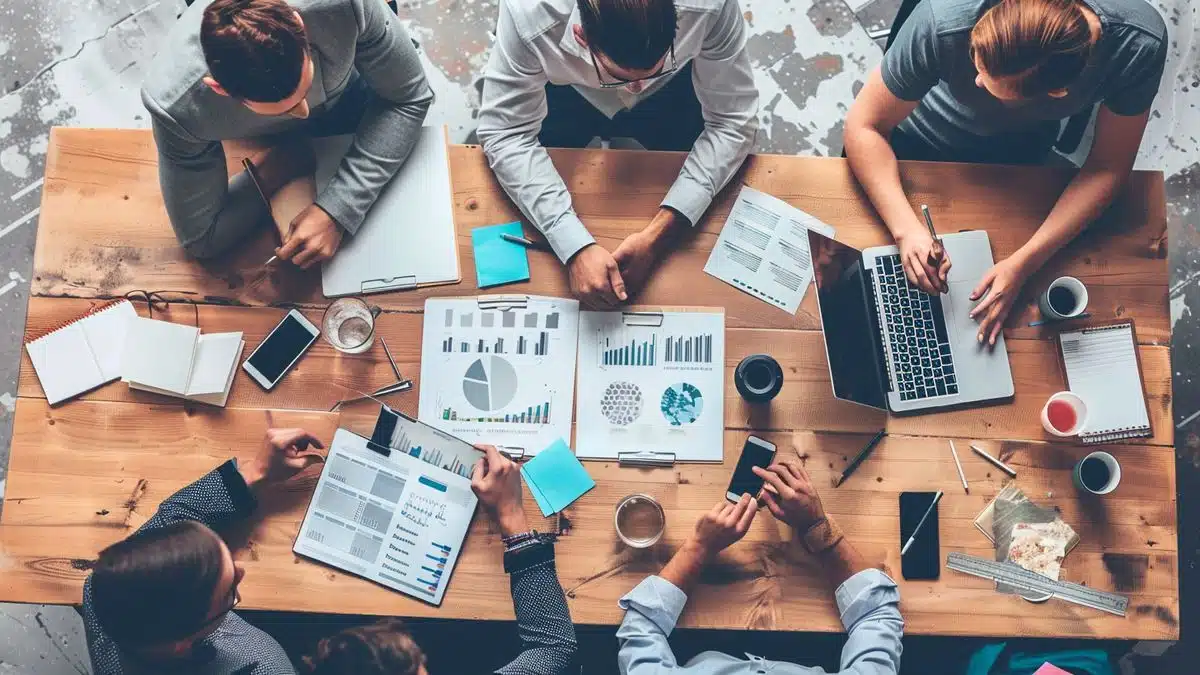 Reunión de equipo para discutir estrategias de protección de datos.